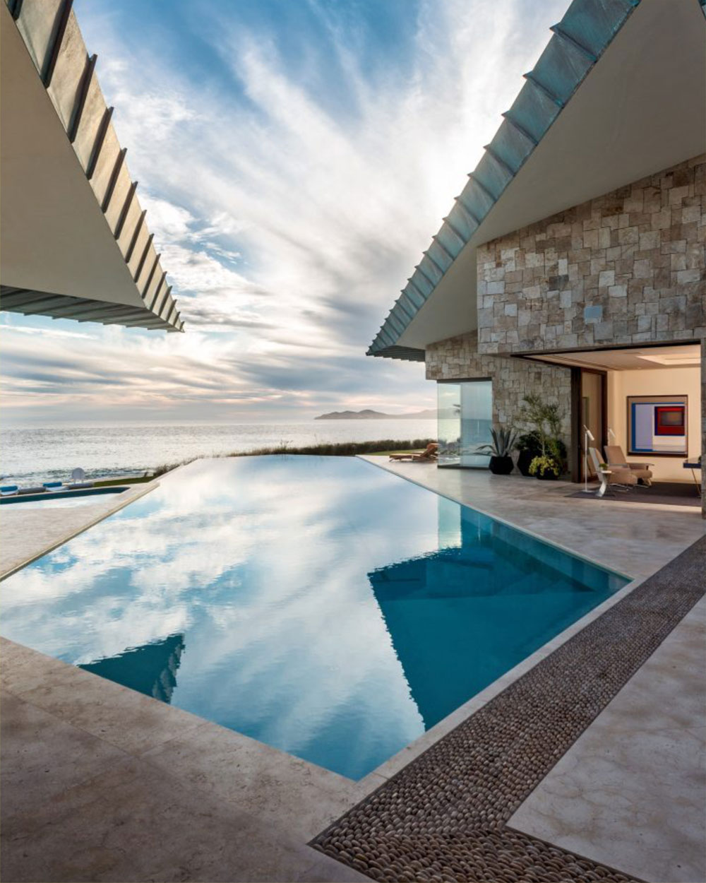 Una piscina infinita con vista panorámica que se funde con el horizonte, diseñada para ofrecer una experiencia de calma y lujo sin igual.